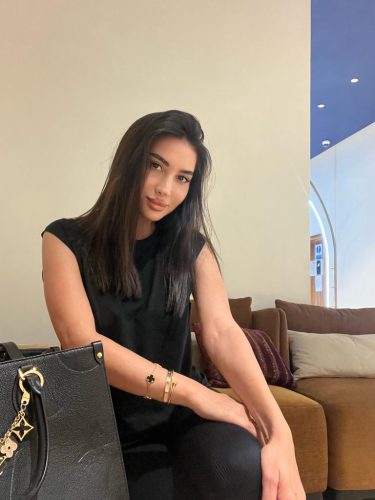 Эскортница Амина